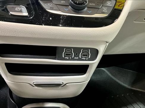Used 2021 Chrysler Pacifica Touring-L FWD image 16