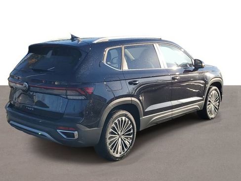 New 2026 Volkswagen Taos SE FWD image 4