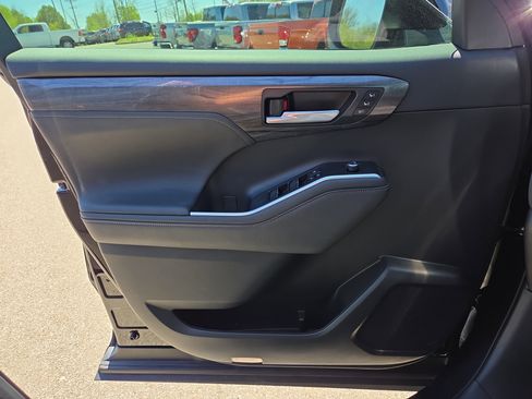 Used 2023 Toyota Highlander Limited AWD/4WD image 19