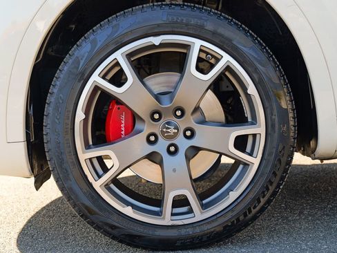 Used 2020 Maserati Levante GranSport image 15