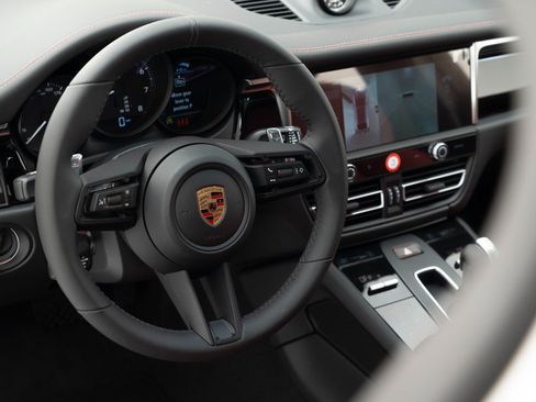 Certified 2026 Porsche Macan AWD/4WD image 21