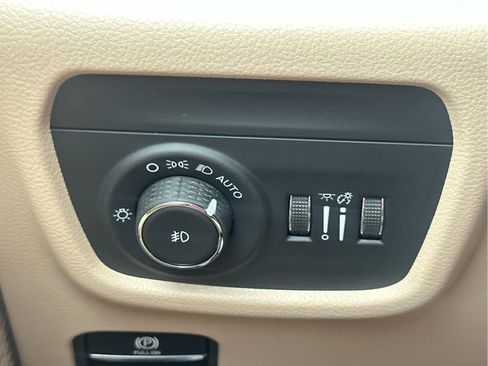 New 2025 Jeep Grand Cherokee Limited w/ Luxury Tech Group II image 38