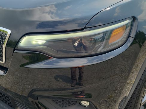 Used 2019 Jeep Cherokee Latitude w/ Cold Weather Group AWD/4WD image 9