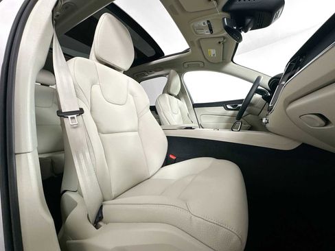 Certified 2025 Volvo XC60 T8 Plus w/ Protection Package Premier image 23