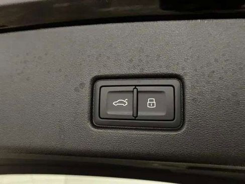 Used 2024 Audi Q4 e-tron Premium w/ Convenience Package image 8