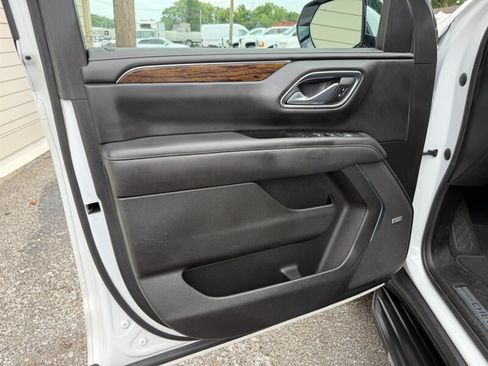 Used 2022 Chevrolet Suburban Premier w/ Premium Package AWD/4WD image 16
