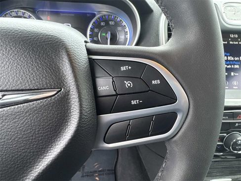 Used 2022 Chrysler 300 Touring w/ Sport Appearance Package image 40