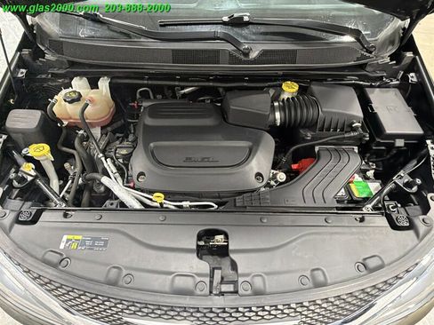 Used 2019 Chrysler Pacifica Touring-L image 12