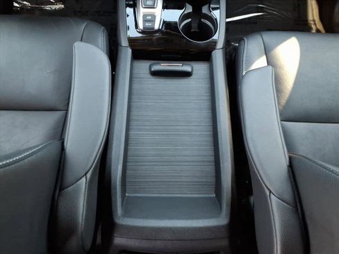 Used 2018 Honda Pilot Touring image 34