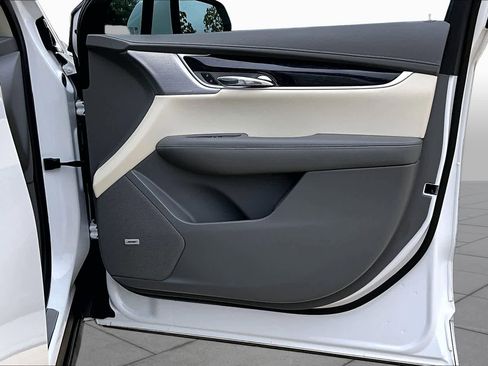 Used 2022 Cadillac XT6 Premium Luxury w/ Technology Package FWD image 23