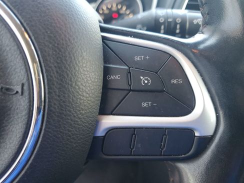 Used 2019 Jeep Compass Latitude FWD image 18