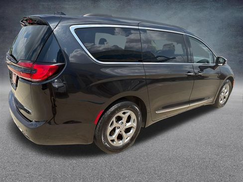 Used 2023 Chrysler Pacifica Limited FWD image 5