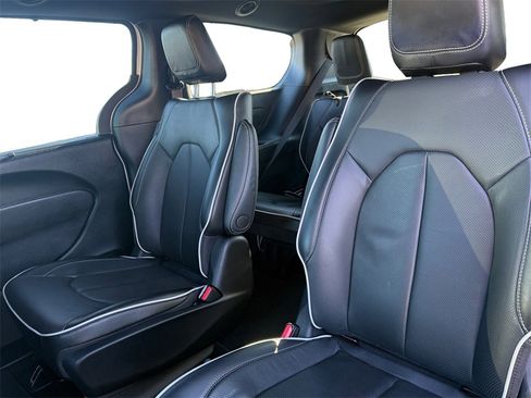 Used 2023 Chrysler Pacifica Limited w/ Uconnect Theater Family Group image 14