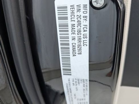 Used 2024 Chrysler Pacifica Touring-L image 33