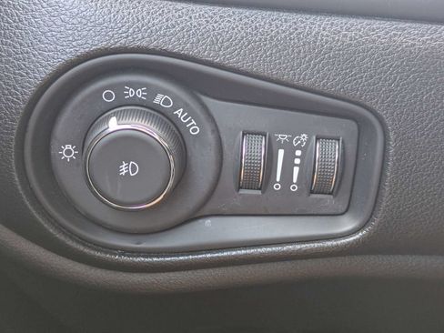Used 2020 Jeep Renegade Altitude FWD image 25