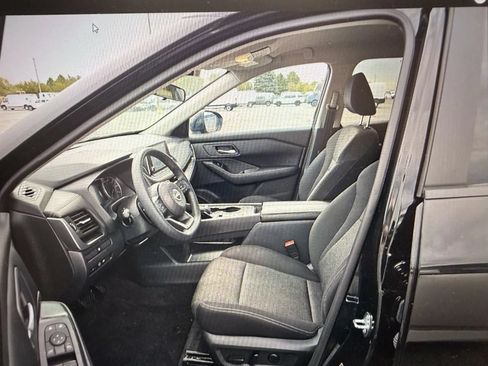 Used 2024 Nissan Rogue SV FWD image 7