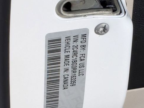 Used 2024 Chrysler Pacifica Touring-L image 31