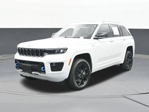 Used 2023 Jeep Grand Cherokee Overland w/ Luxury Tech Group IV AWD/4WD image 3