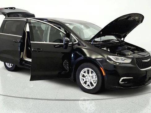 Used 2023 Chrysler Pacifica Touring-L FWD image 7