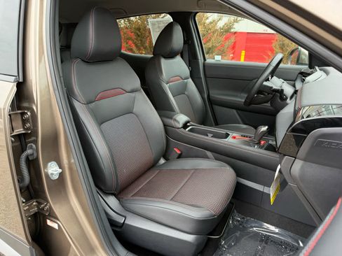 Used 2025 Nissan Kicks SR image 10