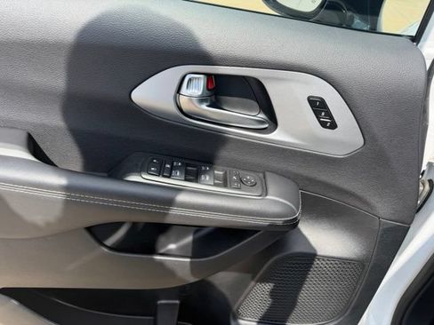 Used 2025 Chrysler Pacifica Limited FWD image 17