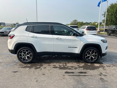 Used 2025 Jeep Compass Limited AWD/4WD image 3