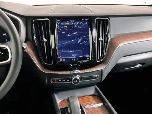 Used 2023 Volvo XC60 B5 Plus image 6