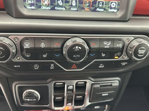 Used 2022 Jeep Wrangler Unlimited Rubicon w/ Cold Weather Group AWD/4WD image 22