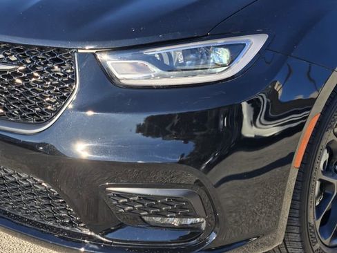 Used 2025 Chrysler Pacifica Limited image 10