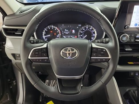 Used 2025 Toyota Highlander XLE FWD image 28