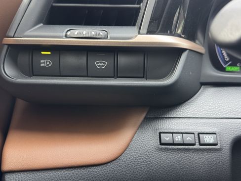 Used 2025 Toyota Crown Limited w/ Advanced Technology Package image 34