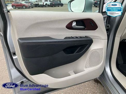 Used 2020 Chrysler Pacifica Limited FWD image 17