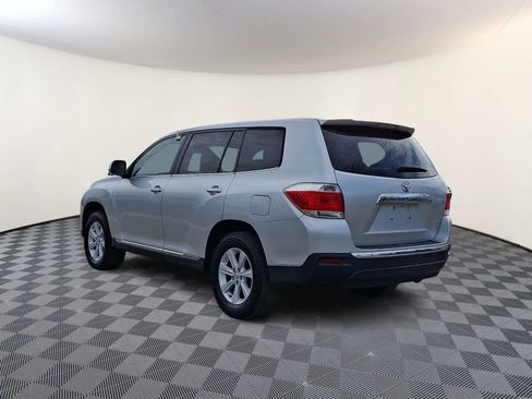 Used 2013 Toyota Highlander Plus w/ Cold Weather Pkg image 8