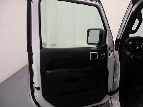 Used 2020 Jeep Wrangler Unlimited Sahara image 9