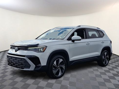 Used 2025 Volkswagen Taos SE image 3