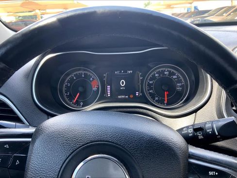 Used 2019 Jeep Cherokee Latitude Plus FWD image 26