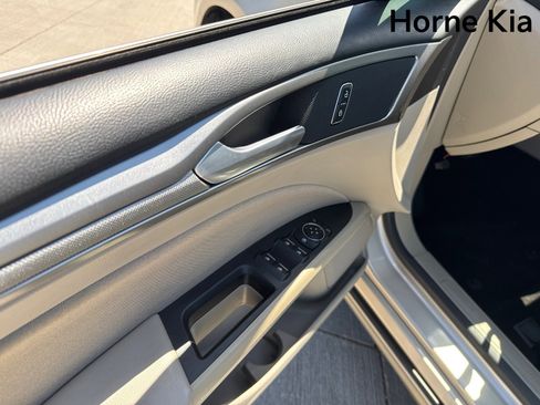 Used 2019 Ford Fusion SE FWD image 11