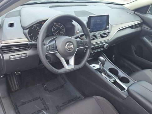 Used 2025 Nissan Altima 2.5 SV FWD image 16