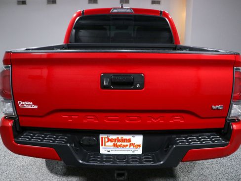 Used 2020 Toyota Tacoma TRD Sport AWD/4WD image 8