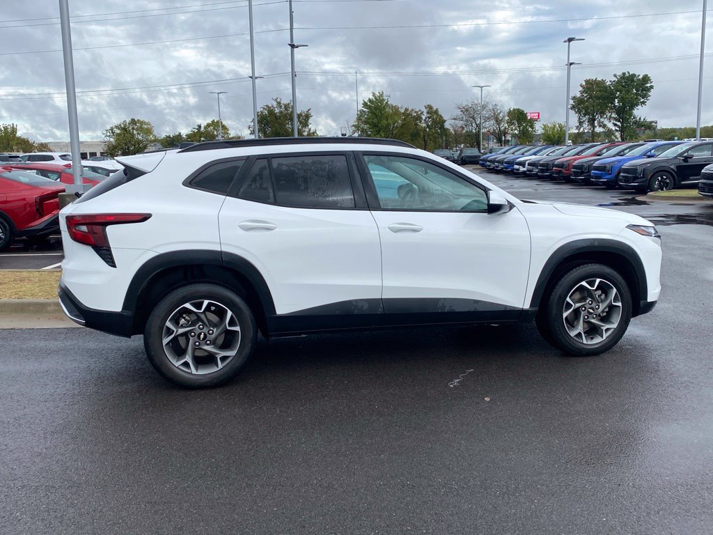 Used 2025 Chevrolet Trax LT FWD image 8