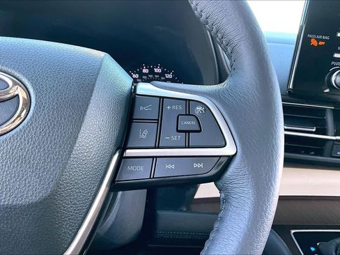 Used 2022 Toyota Sienna XLE image 24