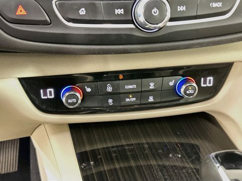Used 2018 Buick Regal Essence FWD image 22