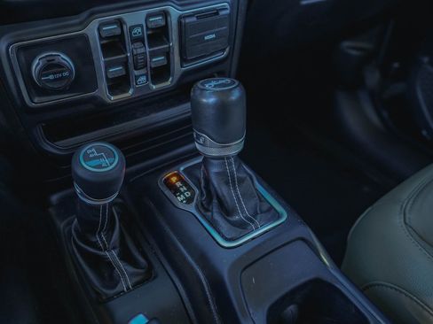 Used 2019 Jeep Wrangler Unlimited Sahara image 23