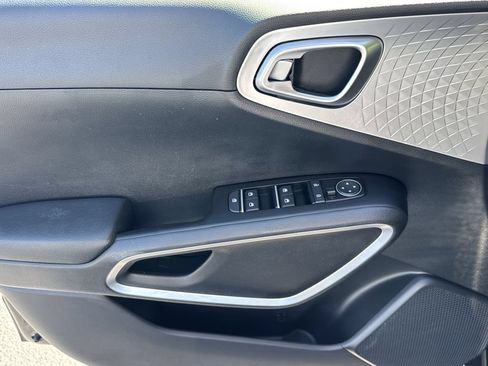 Used 2025 Kia Soul LX w/ LX Technology Package FWD image 10