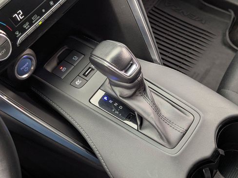 Used 2021 Toyota Venza LE AWD/4WD image 16