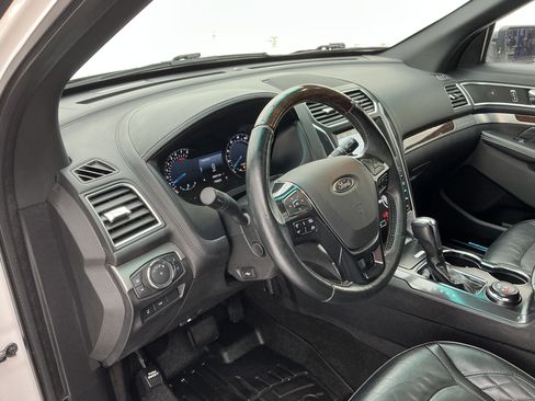 Used 2017 Ford Explorer Platinum image 13