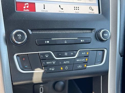 Used 2017 Ford Fusion SE w/ Fusion SE Technology Package FWD image 16