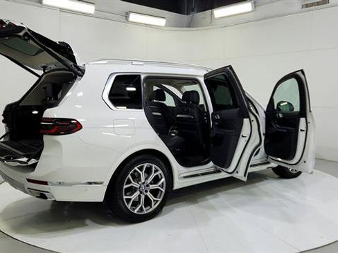 Used 2026 BMW X7 xDrive40i AWD/4WD image 32