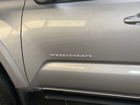 Used 2018 Toyota Tacoma TRD Sport image 10