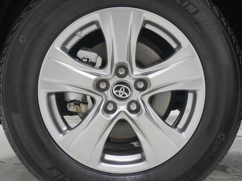 Used 2024 Toyota RAV4 LE AWD/4WD image 25